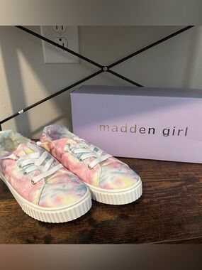 Madden Girl Kids Pastel Tie-Dye Faux-Fur Lined Sneakers